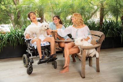 Siete meses después del nacimiento de Iñaki, Regina quedó embarazada de Mia. La familia se completa con tres adorables Westies, Chelsy, Bonnie e Indio, pero en la imagen sólo vemos a dos.