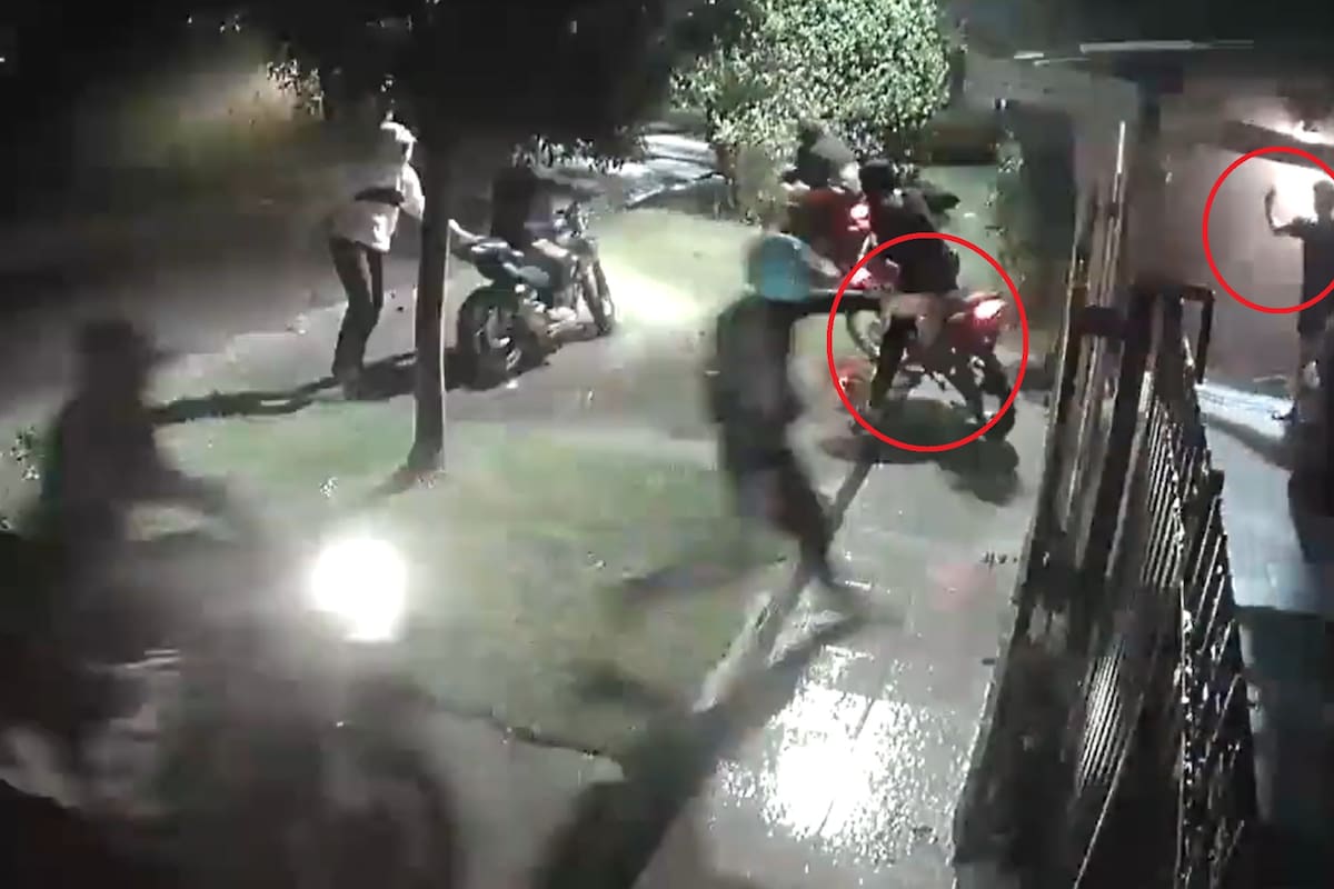 Siete motochorros abordaron a dos jóvenes cuando llegaban a su casa en la madrugada, en Gonnet