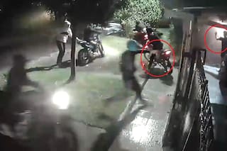 Los perseguía una horda de motochorros, lograron refugiarse en su casa, pero les robaron igual