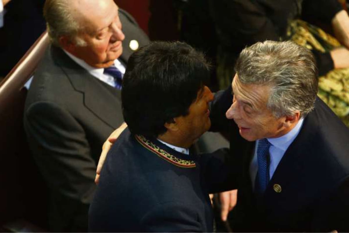 Siete segundos duró el saludo entre Evo Morales y Mauricio Macri