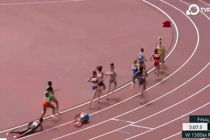 Sifan Hassam en el piso en la serie de los 1500 metros; con menos de una vuelta se recuperó y superó a 13 rivales para ganar la serie