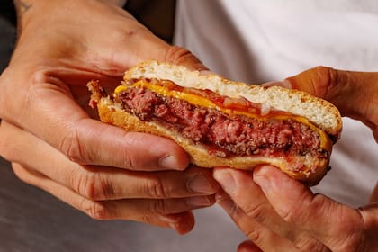 Sifón presenta una edición especial de Wagyu Cheeseburger en colaboración con Juan Barcos