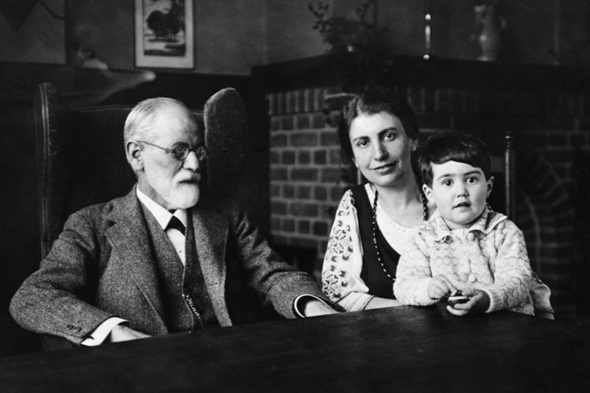 Sigmund Freud, junto a su hija Anna y su nieta Eve, en tiempos en que el principio de realidad todavía dictaba la norma.
