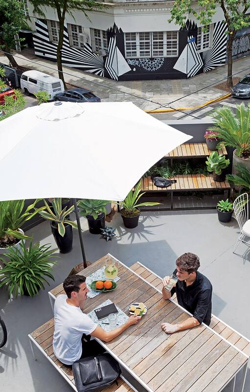 Signo de los tiempos, una pareja comparte vida y trabajo bajo el mismo techo. Con espacios multifuncionales, muebles recuperados, luz natural y plantas de interior, en este PH en esquina se respira independencia y futuro.