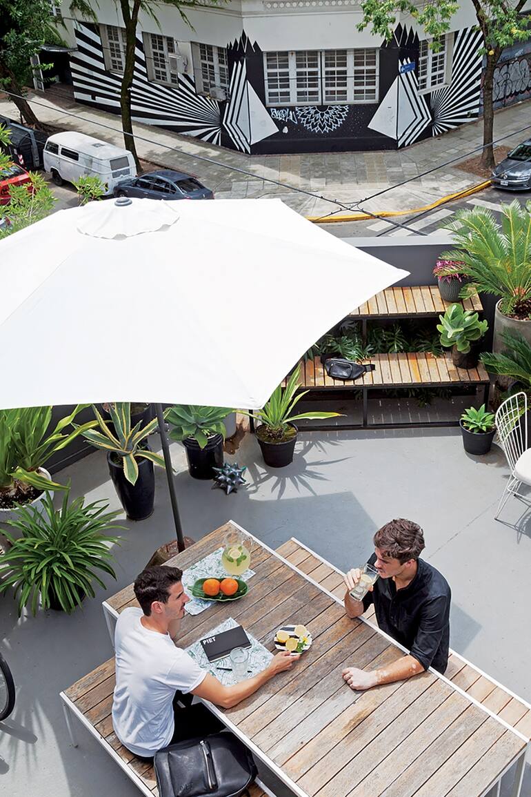 Signo de los tiempos, una pareja comparte vida y trabajo bajo el mismo techo. Con espacios multifuncionales, muebles recuperados, luz natural y plantas de interior, en este PH en esquina se respira independencia y futuro.