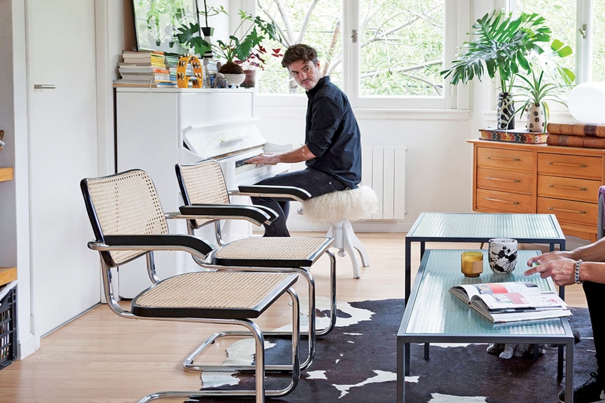 Signo de los tiempos, una pareja comparte vida y trabajo bajo el mismo techo. Con espacios multifuncionales, muebles recuperados, luz natural y plantas de interior, en este PH en esquina se respira independencia y futuro.