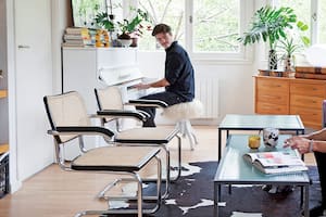 Signo de los tiempos, una pareja comparte vida y trabajo bajo el mismo techo. Con espacios multifuncionales, muebles recuperados, luz natural y plantas de interior, en este PH en esquina se respira independencia y futuro.