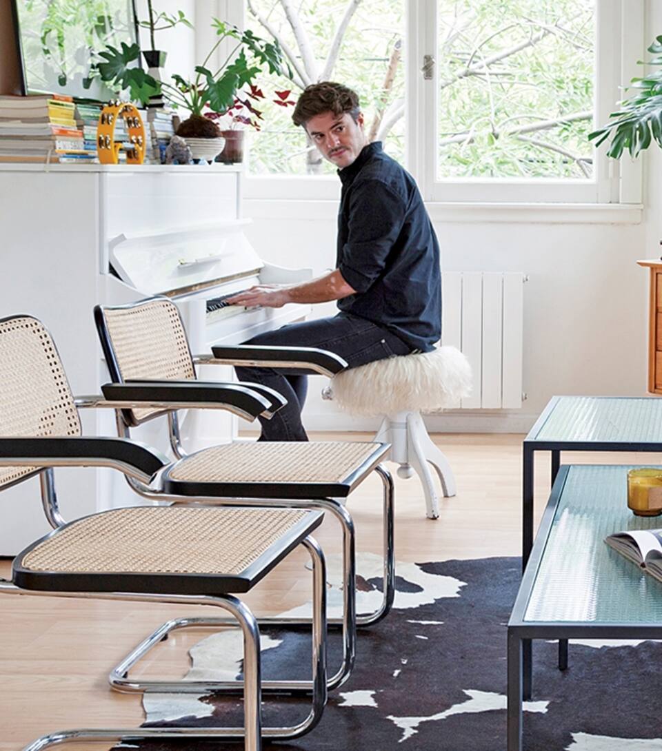 Signo de los tiempos, una pareja comparte vida y trabajo bajo el mismo techo. Con espacios multifuncionales, muebles recuperados, luz natural y plantas de interior, en este PH en esquina se respira independencia y futuro.