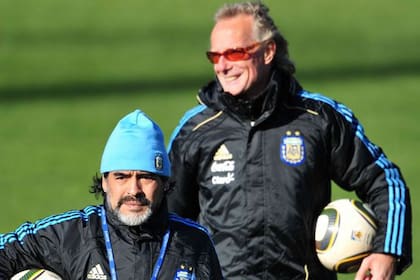 Signorini, cerca de Maradona, durante el Mundial 2010.