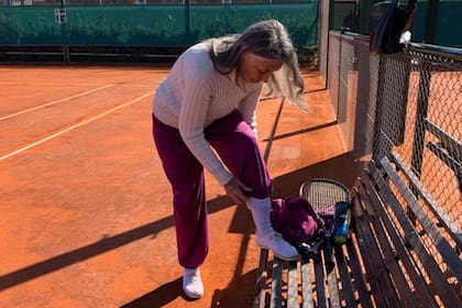 Sigue jugando con las mismas zapatillas marca Fila de suela chata que utilizaba en su infancia