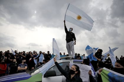 Protesta policial en puente 12, en el partido de La Matanza
