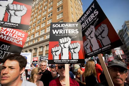 Siguen las protestas cotidianas de los guionistas de Hollywood en huelga