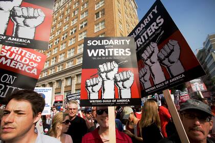 Siguen las protestas cotidianas de los guionistas de Hollywood en huelga