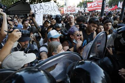 Siguen los incidentes entre los manifestantes y la policía. Las fuerzas de seguridad tiraron gases y continúan con cordones alrededor del Congreso