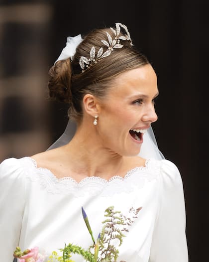 Siguiendo con la tradición de otras novias Westminster, llevó la tiara Fabergé Myrtle Leaf, conocida como la tiara de Mirto, que pertenece a la familia desde 1906.