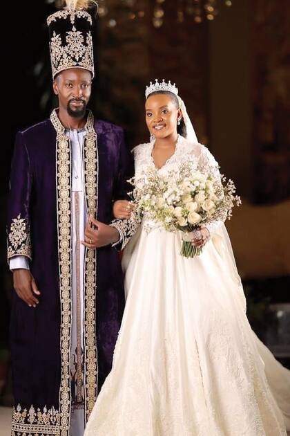 Siguiendo la tradición real africana, William eligió un traje típico de la región y sombrero con plumas, mientras que Jovia lució un vestido largo blanco con cola interminable y una tiara con brillantes.