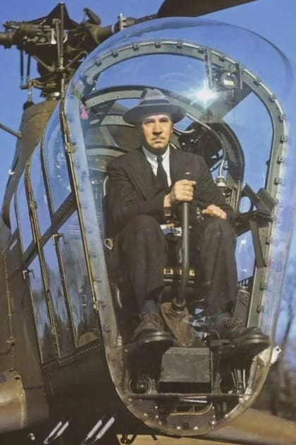 Sikorsky, con su tradicional sombrero, probando otro de los modelos de helicóptero fabricados en su compañía