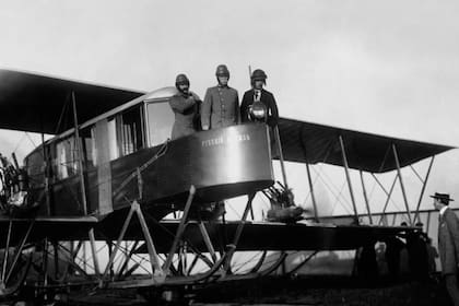 Sikorsky y otros compañeros rusos en 1913 a bordo del Russky Vityaz, el "Caballero Ruso" que fue el primer avión con cuatro motores