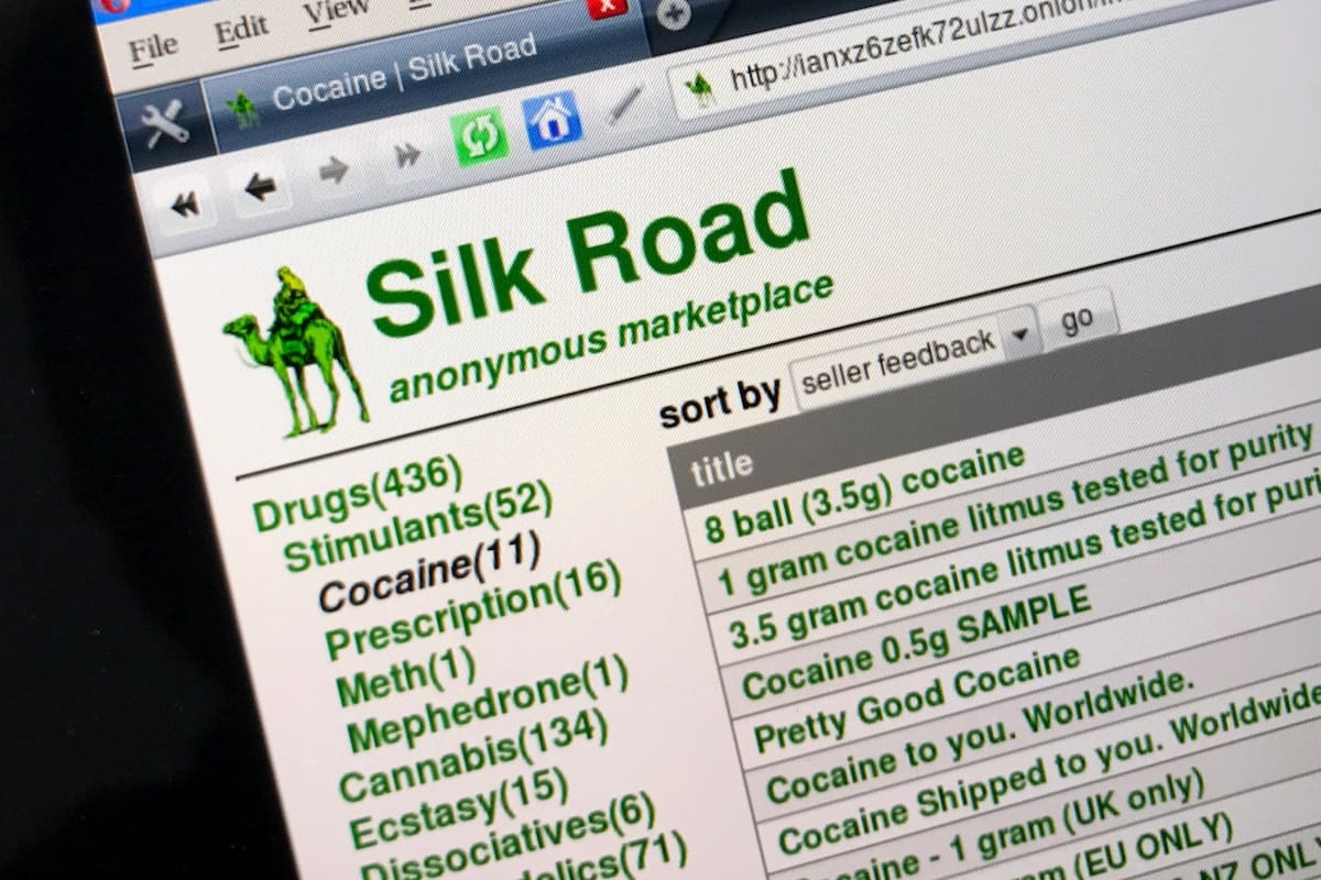 Silk Road fue una relevante tienda online en la Internet oscura, y a pesar del cierre y la dura condena a su creador, la venta de drogas ilegales en la Deep Web no se redujo