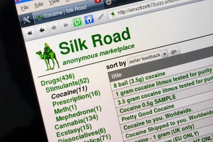 Silk Road fue una relevante tienda online en la Internet oscura, y a pesar del cierre y la dura condena a su creador, la venta de drogas ilegales en la Deep Web no se redujo