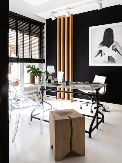 Silla de cuero (Manifesto Design Store) y otra de acrílico (DeSillas.com); banco de madera (La Base). Persiana americana (Riel Americano).
