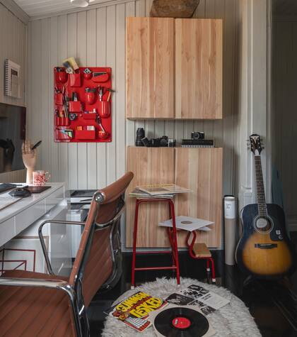 Silla de escritorio diseñada por Charles & Ray Eames y organizador ‘Uten.Silo’ de Dorothee Becker (Vitra). Portalápiz con forma de mano (Ikea). La banqueta roja es uno de los tantos hallazgos de Nicole en una venta de garage.