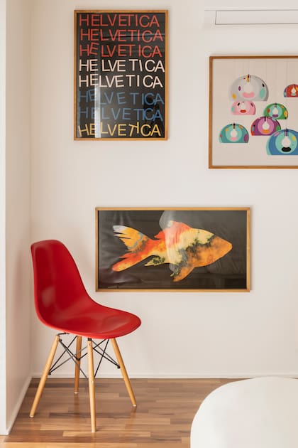 Silla 'Eames' roja, otro detalle de color. Piso de incienso con lustre Bona.