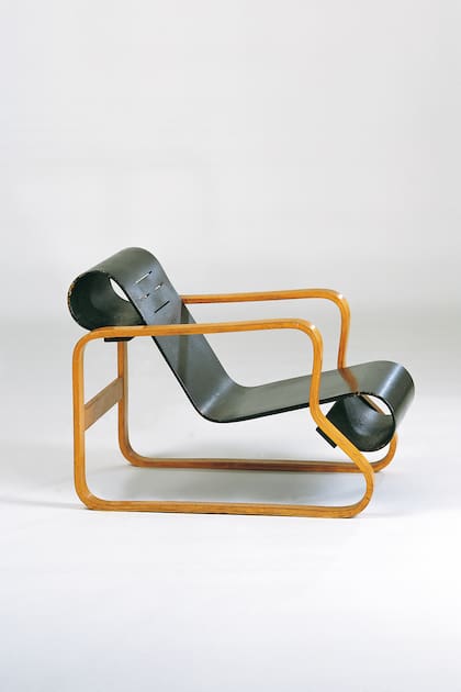 Silla Paimio no. 41, silla diseñada por el arquitecto Alvar Aalto en 1932 proveniente del Sanatorio de Paimio (Finlandia). Photo Andreas Sûtterlin © C.I.R.E.C.A.