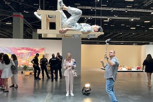 Silla, performance de María José Arjona presentada por Rolf Art en la sección Meridians de Art Basel en 2022