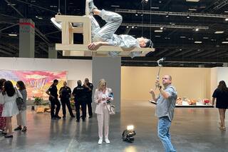 Vuelve a la Argentina la artista que flotó en el aire durante días en Miami