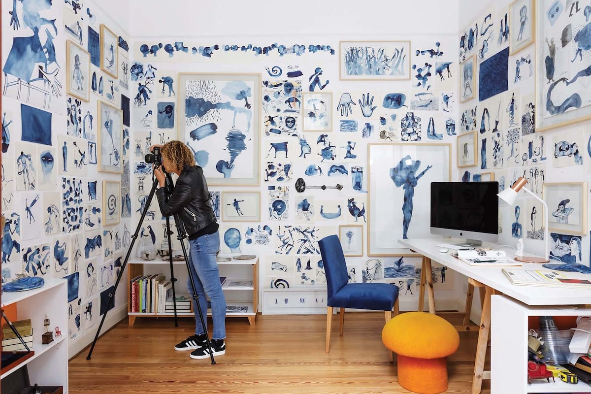 Silla tapizada en pana azul (Centro de Diseño Italiano), puf naranja encontrado en la calle para contrastar, biblioteca (Antigua Carpintería) y escritorio con caballetes.