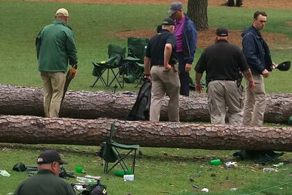 Sillas de espectadores quedaron al lado de los troncos caídos de dos árboles cerca de la salida del hoyo 17; por pocos metros no sucedió una tragedia fortuita en el Masters de Augusta.