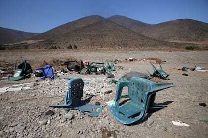 Sillas de plástico y otra basura en el cauce seco del río Ligua, en la región de Petorca, región de Valparaíso, Chile. La voraz demanda de la palta está causando daños en en el medio ambiente.