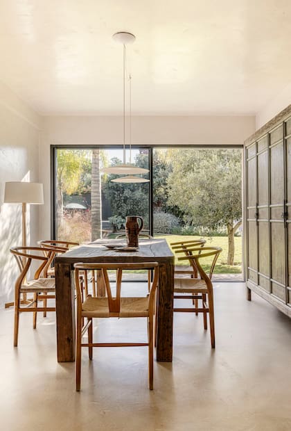 Sillas de roble ‘CH24’, diseño de Hans Wegner, al igual que los sillones del living.