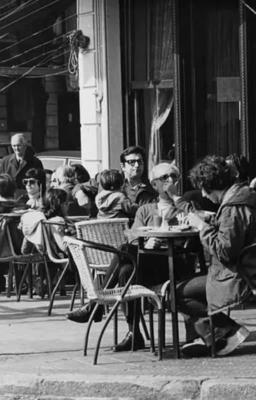 Sillas en la vereda en 1970