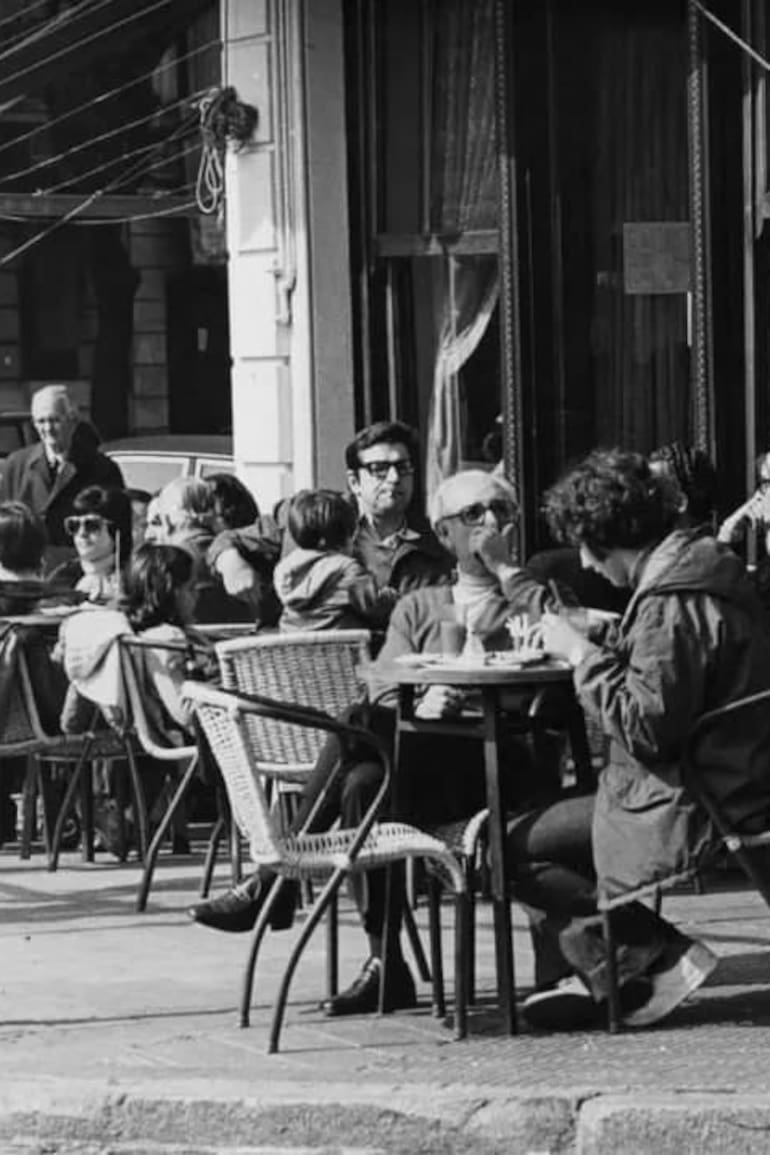 Sillas en la vereda en 1970