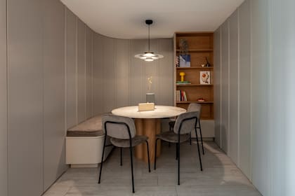 Sillas (Estudio TE). Mesa con tapa de Neolith diseñada por Ideï, al igual que el banco curvo. La lámpara (Boutique de Luz) se eligió por su luz enfocada pero sutil.