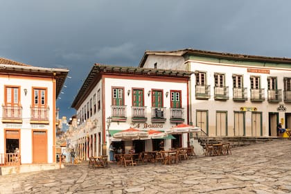 Sillas y mesas salen a la vereda en Diamantina.