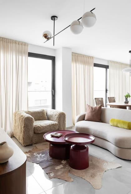 Sillón (Aura home), almohadones (Delevie) y poltrona (Simplo Studio). Mesas ratonas (La Época). Lámpara (I Wish Deco).