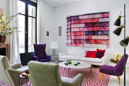 Sillón austríaco en fibra de vidrio engamado con un modelo checo y dúo tapizado en gris. El dueño de casa diseñó el sofá e intervino la mesita con tapa de mármol Macauba beige. Alfombra ‘Ponti Red’ (The Rug Co.).