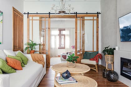 Sillón (Con Pasión Deco) y Gervasoni (Espacio y Confort). Mesas (House of Gringa). Almohadones verdes (Blenis House).Estufa eléctrica (Deco-Flame).