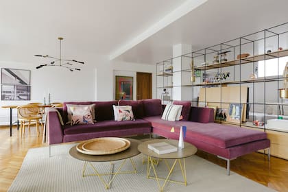 Sillón de pana violeta (diseño de los dueños de casa). Mesas ratonas (Federico Churba). Almohadones (Casa Ramón). Canastos (Sentido José Ignacio). Alfombra (Mihran).