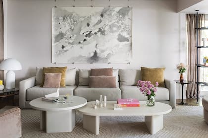 Sillón de tres cuerpos, sillón y almohadones (Valeria Lamas y Victoria D’Ornellas, con géneros de Zanav, De Levie y Tienda Mayor). Mesas ratonas (Ascolta). Lámpara ‘Atollo’ blanca, un clásico de Vico Magistretti para la firma italiana Oluce.