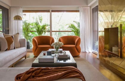 Sillón en L de lino blanco (diseño Estudio MMC) con almohadones (Rouge Maison). Sillones y lámpara de pie (Landmark). Alfombra (Mihran). Cortinas en gasa de lino (Zanav)