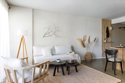 Sillón Gervasoni y sofá (Carpintería Faber). Manta de lana tejida a mano (Elementos Argentinos). Alfombra de fibras naturales ‘Bangalore’ (Tienda Ballerina). Lámpara de pie (Eurolamp). Tinaja ‘Depok’ de fibras naturales (Dukaan Home).