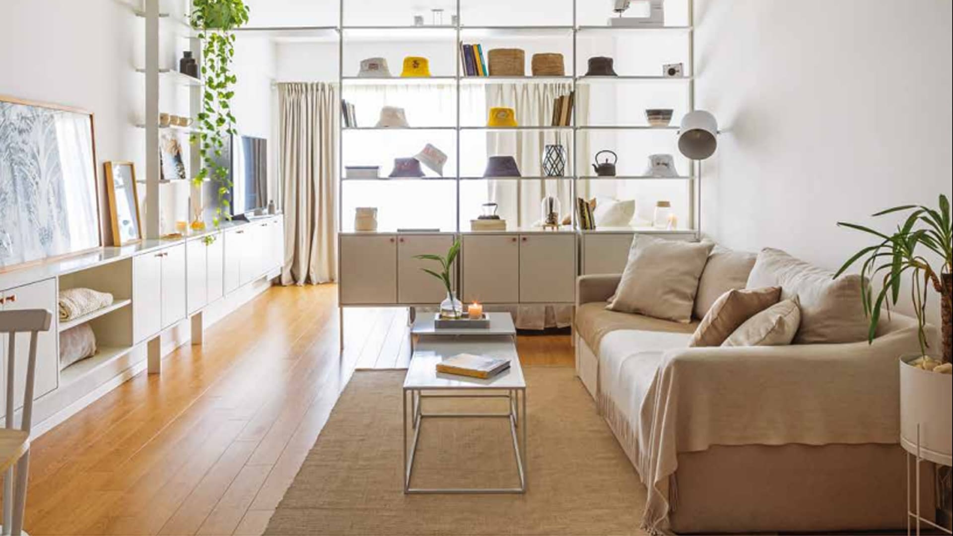 Sillón (Goral Deco). Almohadones (Huitrú). Mesas de centro (Keuel Muebles).