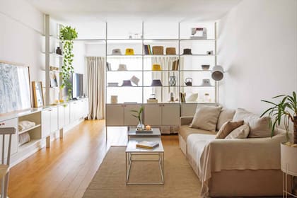 Sillón (Goral Deco). Almohadones (Huitrú). Mesas de centro (Keuel Muebles).