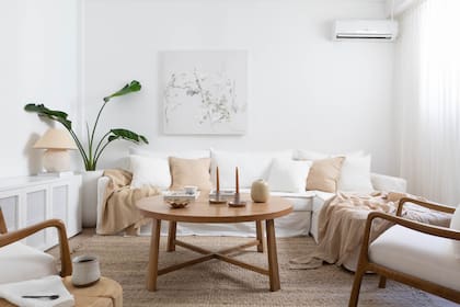 Sillón (Innovation Home). Almohadones y mantas (Millie Muller). Mesa ratona ‘Life’ y sillones individuales ‘Doha’ (Wood Market). Óleo (Catalina Ruiz). Strelitzia en maceta (Ciudad Naturaleza). Alfombra y lámpara (Casa María Paula). Cortinas (María Helena Santa Coloma). Candelabros en arcilla y gres (Apatheia).