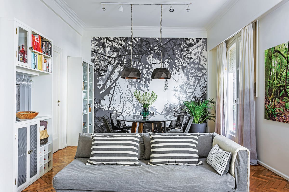 Sillón (Mesopotamia BA). Funda confeccionada por la dueña de casa. Almohadones rayados (Bag It). Manta (Luna Deco). Mural ‘Bosque’ (Tinta Chini). Maceta (Enraizar) Fotografía ‘Aldea Yeyi’ (Martín Sigal).