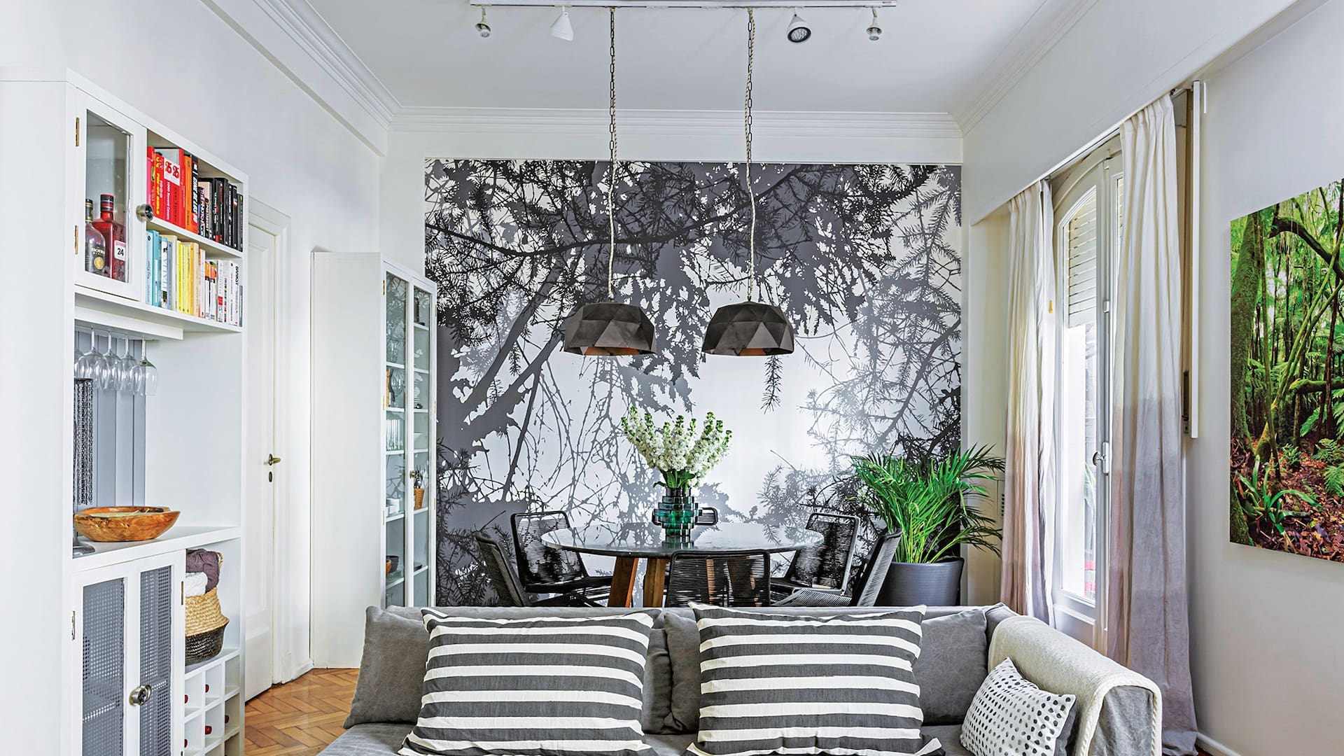 Sillón (Mesopotamia BA). Funda confeccionada por la dueña de casa. Almohadones rayados (Bag It). Manta (Luna Deco). Mural ‘Bosque’ (Tinta Chini). Maceta (Enraizar) Fotografía ‘Aldea Yeyi’ (Martín Sigal).